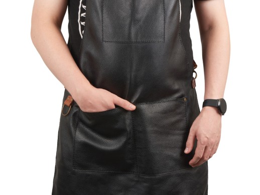 Фартук из натуральной кожи флотер Материал: натуральная кожа КРС, цвет фартука: черный, цвет ремней: светлый бук, фурнитура из металлического сплава ЦАМ, цвет фурнитуры: антик, размер универсальный