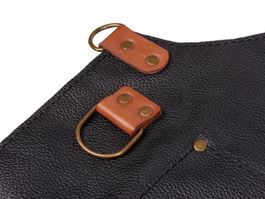 Фартук из натуральной кожи флотер Материал: натуральная кожа КРС, цвет фартука: черный, цвет ремней: светлый бук, фурнитура из металлического сплава ЦАМ, цвет фурнитуры: антик, размер универсальный
