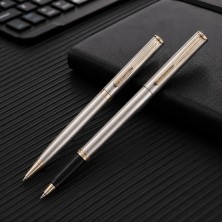 Набор Pierre Cardin коллекция ПАРА (PEN&PEN) : ручка шариковая + роллер, корпус - латунь. Отделка - стальное матовое покрытие. Детали дизайна - позолота. Цвет - стальной.