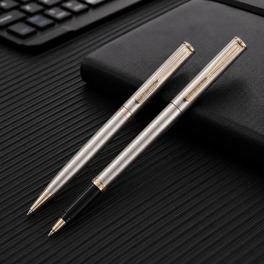 Набор Pierre Cardin коллекция ПАРА (PEN&PEN) : ручка шариковая + роллер, корпус - латунь. Отделка - стальное матовое покрытие. Детали дизайна - позолота. Цвет - стальной.