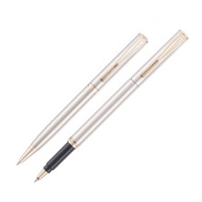 Набор Pierre Cardin коллекция ПАРА (PEN&PEN) : ручка шариковая + роллер, корпус - латунь. Отделка - стальное матовое покрытие. Детали дизайна - позолота. Цвет - стальной.